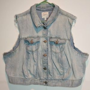 Torrid Cropped Denim Skull Studded Jean Vest Sze 4